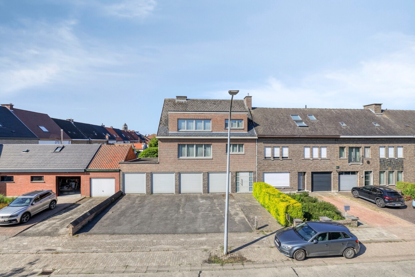 Grote gezinswoning met talrijke mogelijkheden en 4 garageboxen 