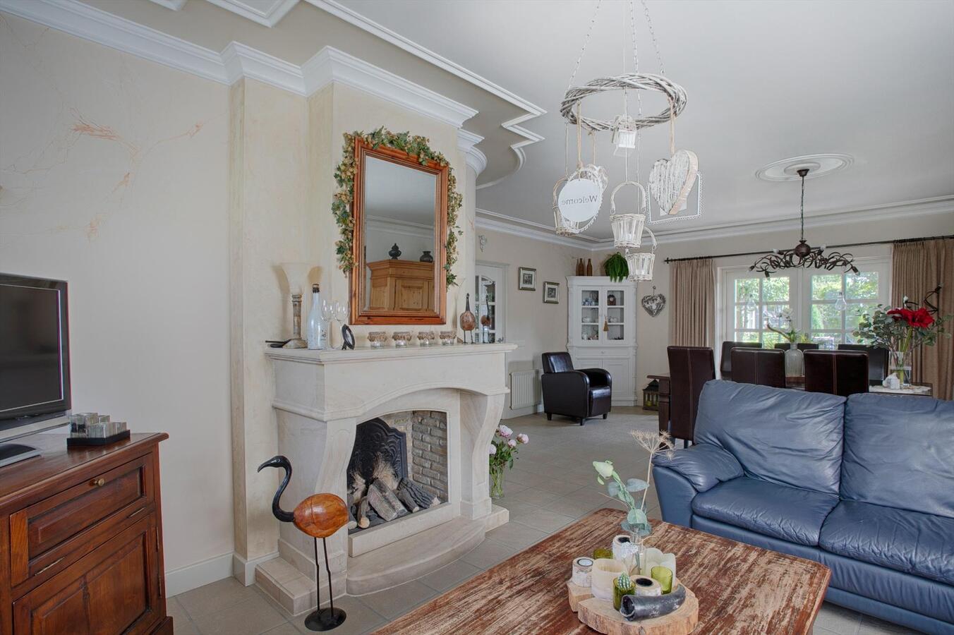 Vrijstaande woning met grote garage, 4 slaapkamers en ruime zolderverdieping. 