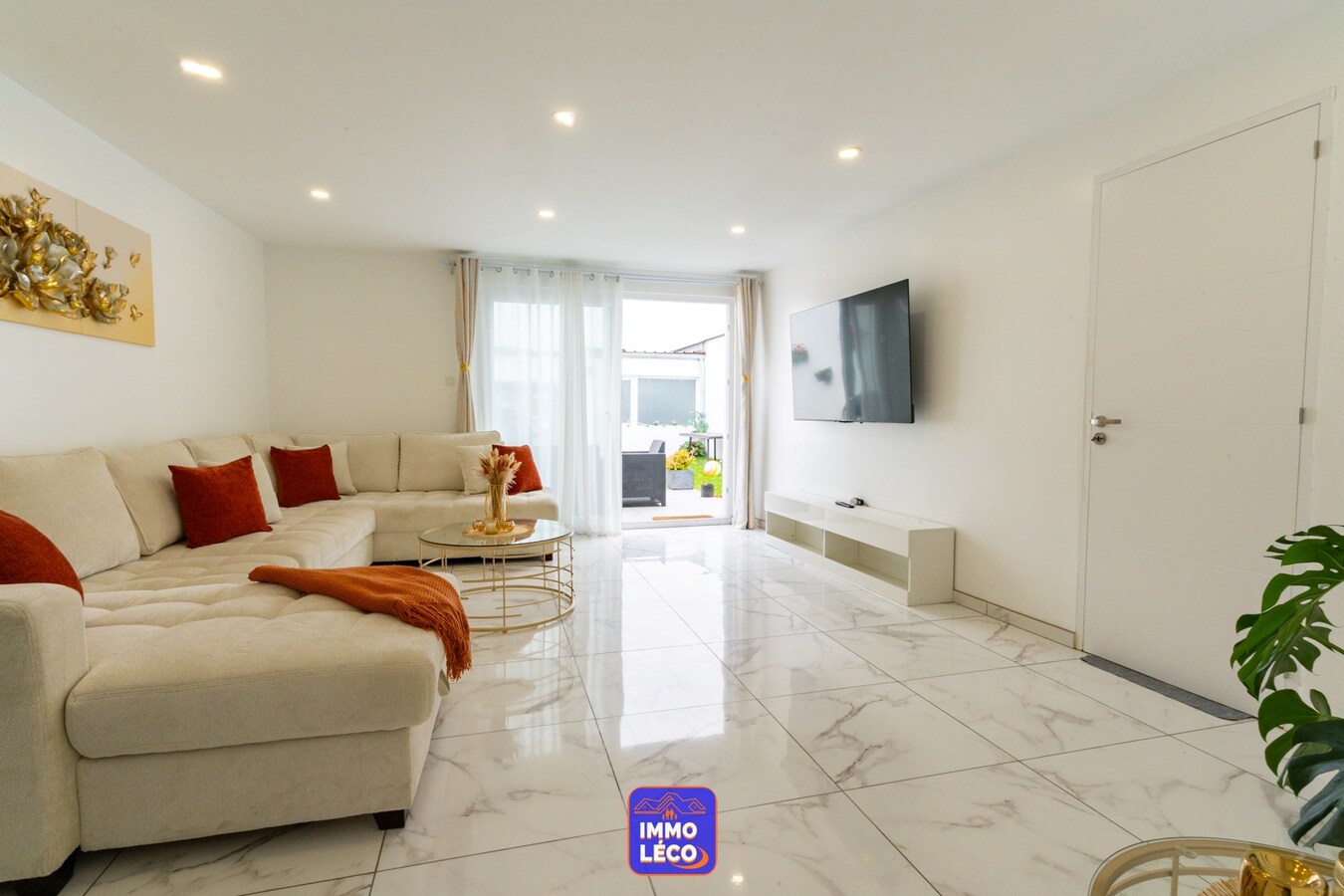 3 façades rénovée avec garage, parking 2voit. et grand entrepôt attenant ! 