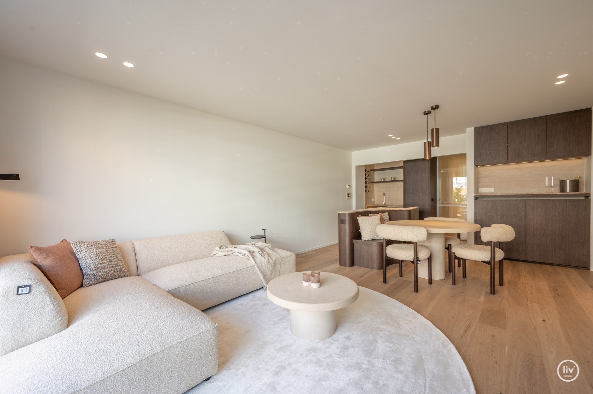 Appartement entièrement rénové avec terrasse situé sur l'avenue Lippens, près de la place Van Bunnen. 