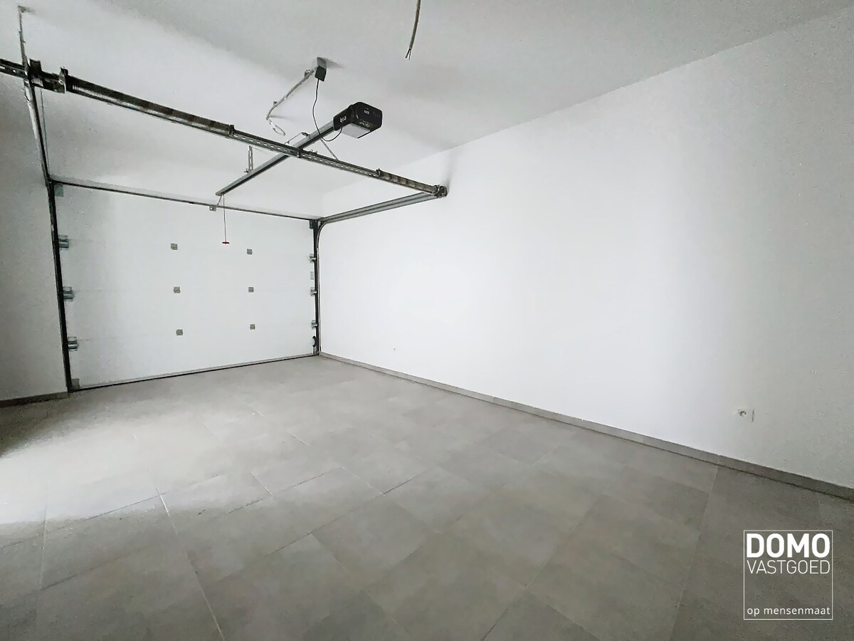 MODERNE NIEUWBOUWWONING MET TUIN,OVERDEKT TERRAS EN INPANDIGE GARAGE TE HASSELT 