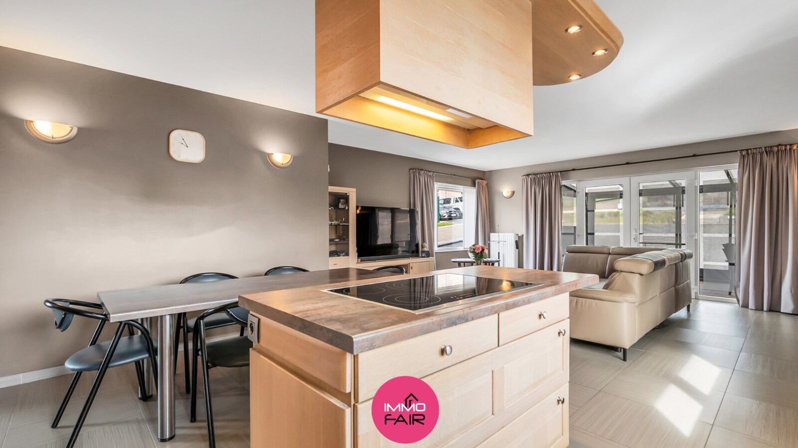 Instapklare bungalow met afzonderlijk garagegebouw 