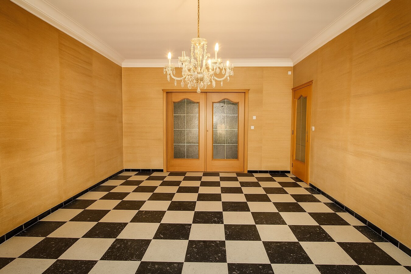 Charmante en ruime halfopen bebouwing met 5 slaapkamers, garage, tuin én topligging in hartje Sint-Niklaas te koop! 