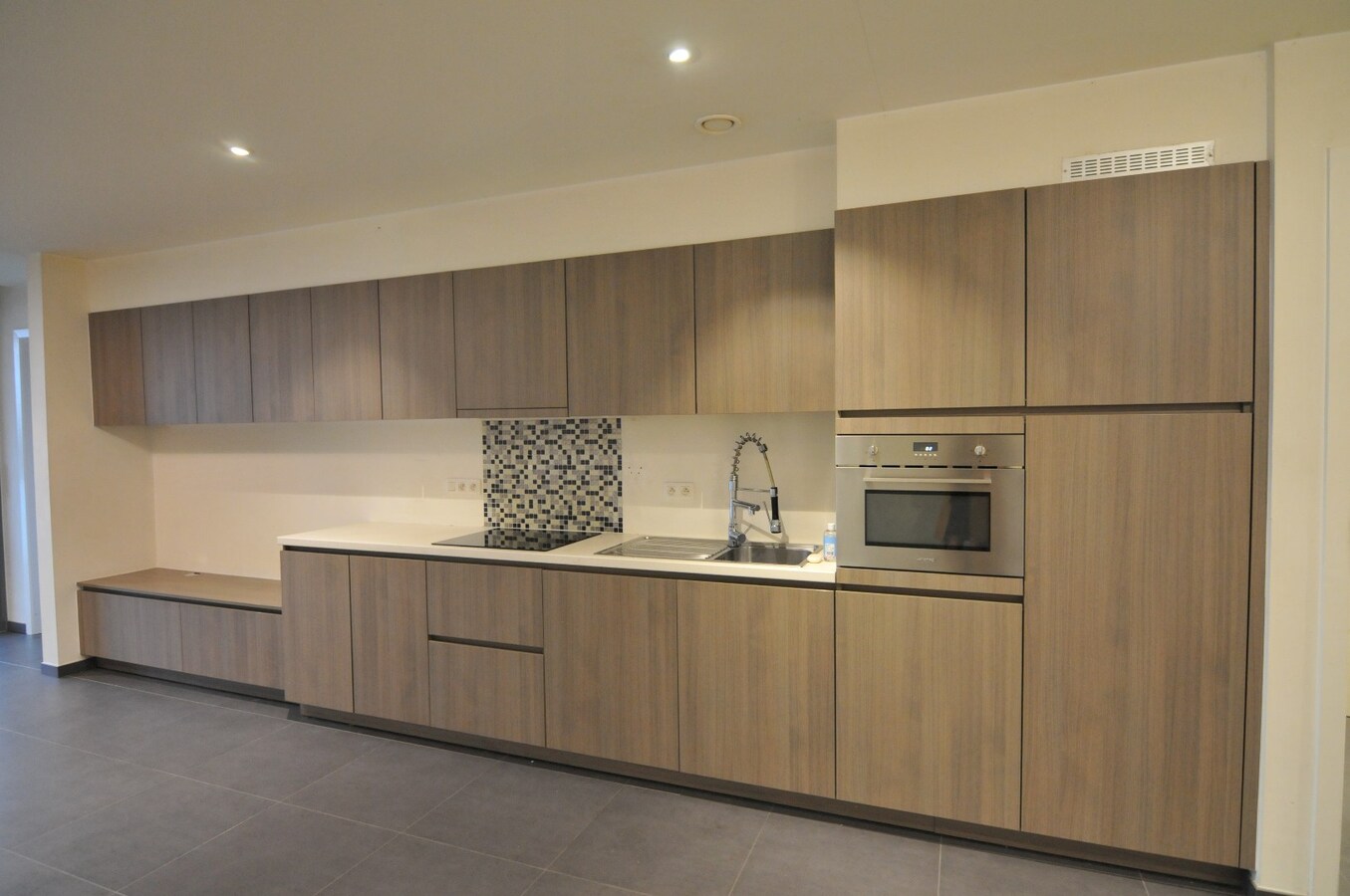 NIEUWE PRIJS – Twee moderne appartementen met 1 slaapkamer en carport 