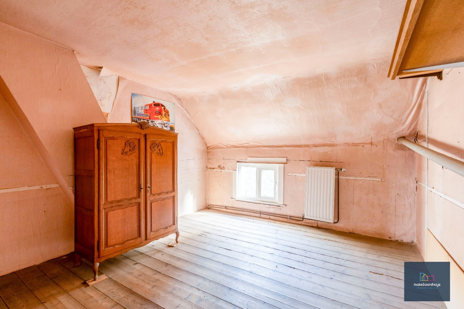 Charmante op te frissen rijwoning met ruime stadstuin 