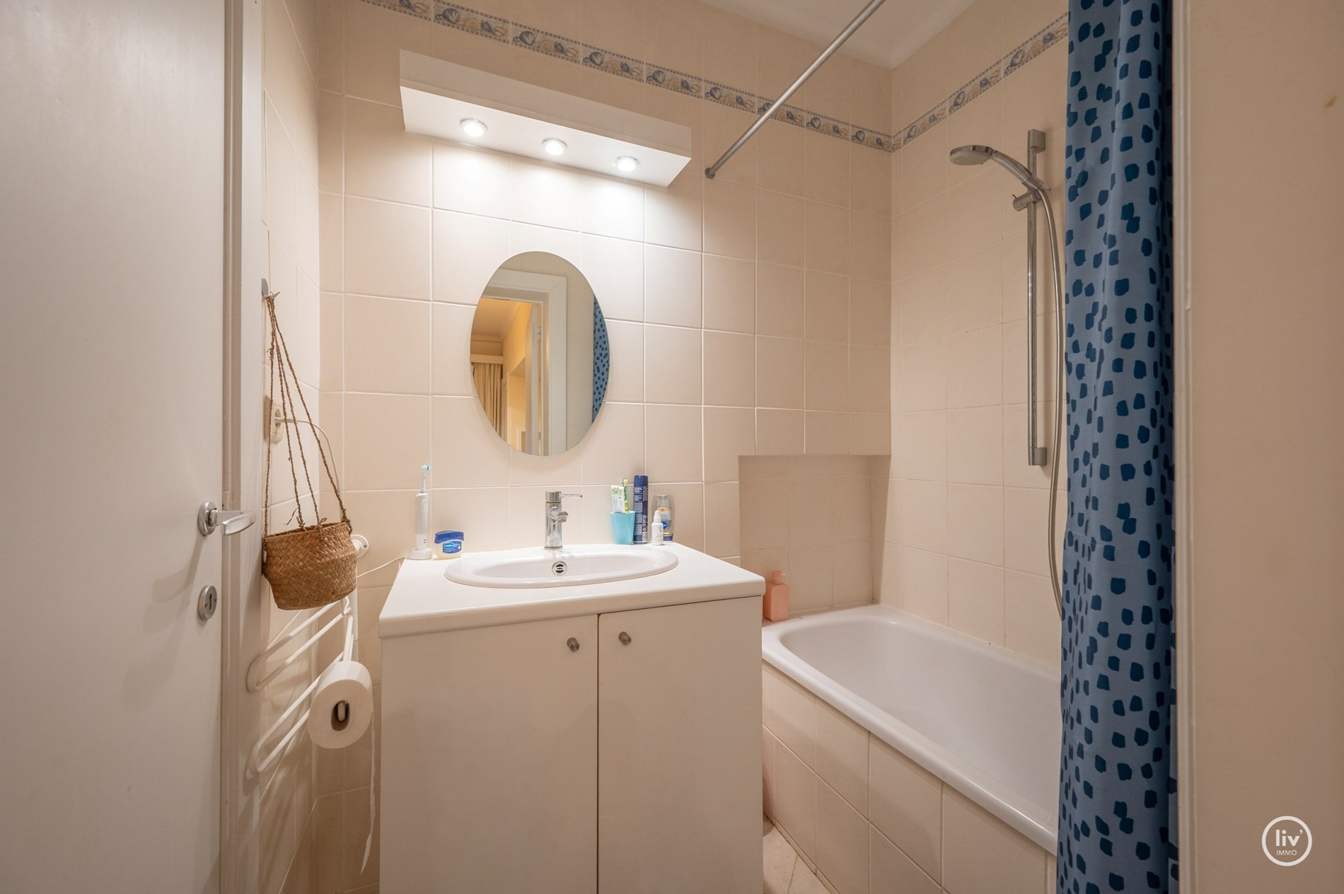 Zonnig HOEKappartement gelegen op de Van bunnenlaan met zicht op de Heilighart kerk te Knokke. 