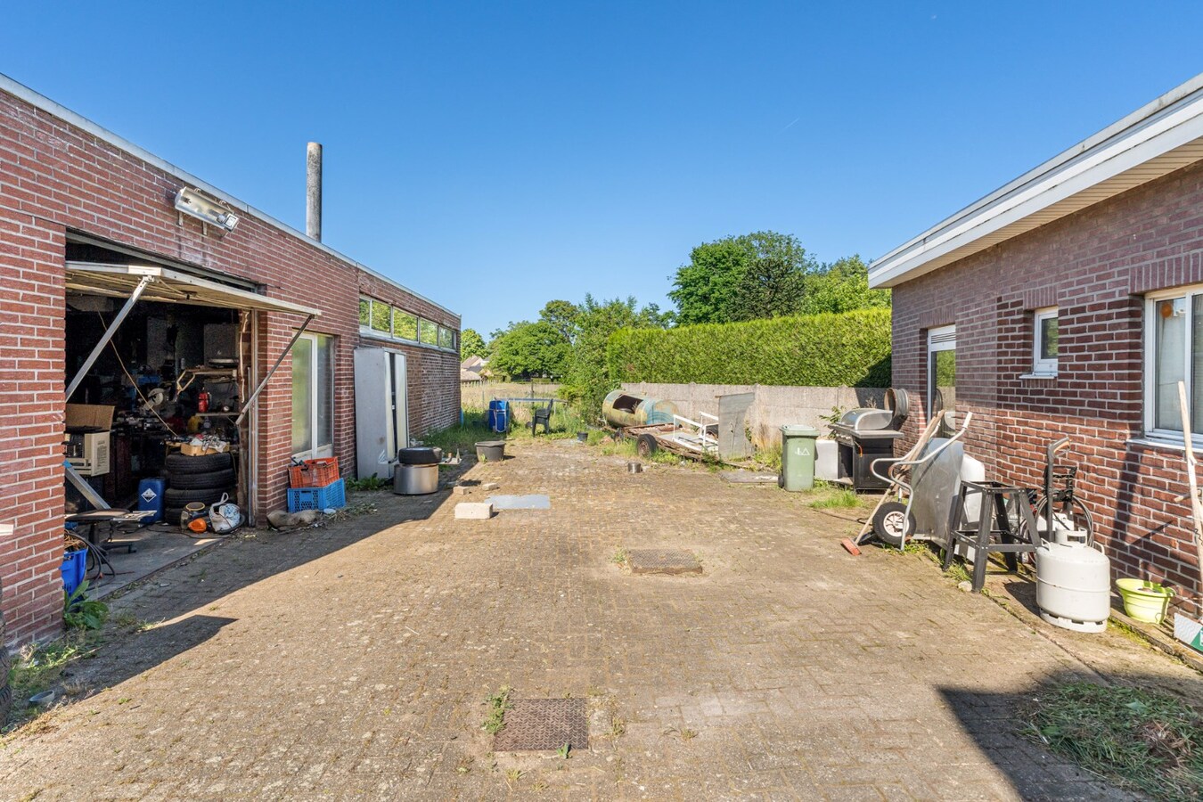 Halfvrijstaande woning op een perceel van 17a30ca met grote werkplaats van maar liefst 110 vierkante meter! 