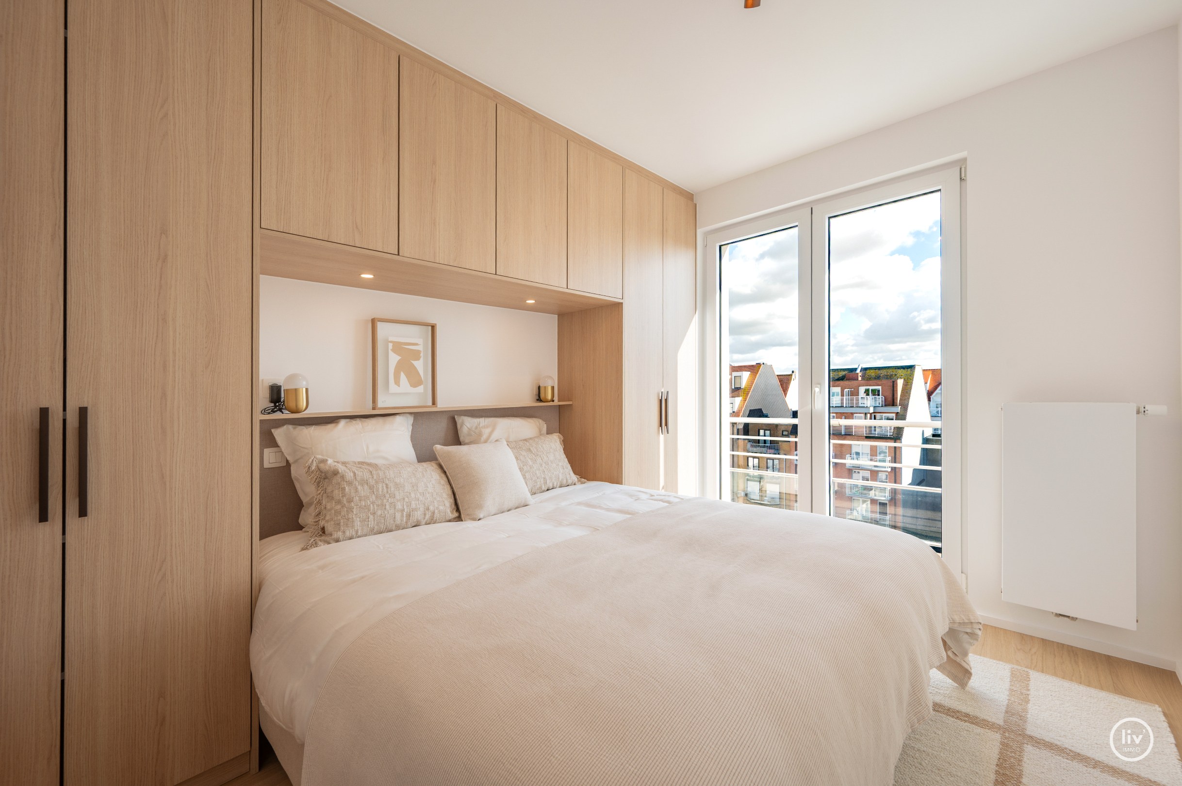 Prachtig gerenoveerd appartement op de zevende verdieping, op een absolute topligging aan de Zeedijk tussen het Lichttorenplein en het Albertplein. Dankzij de hoge ligging geniet het appartement van e 