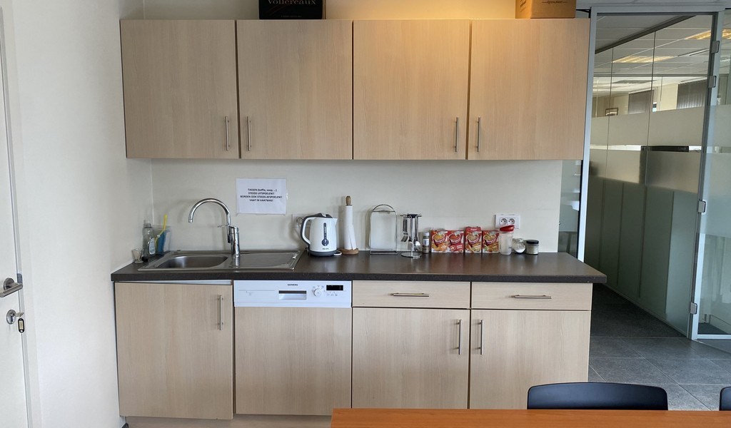 Ingedeelde kantoorruimte met parking te huur in Sint-Martens-Latem