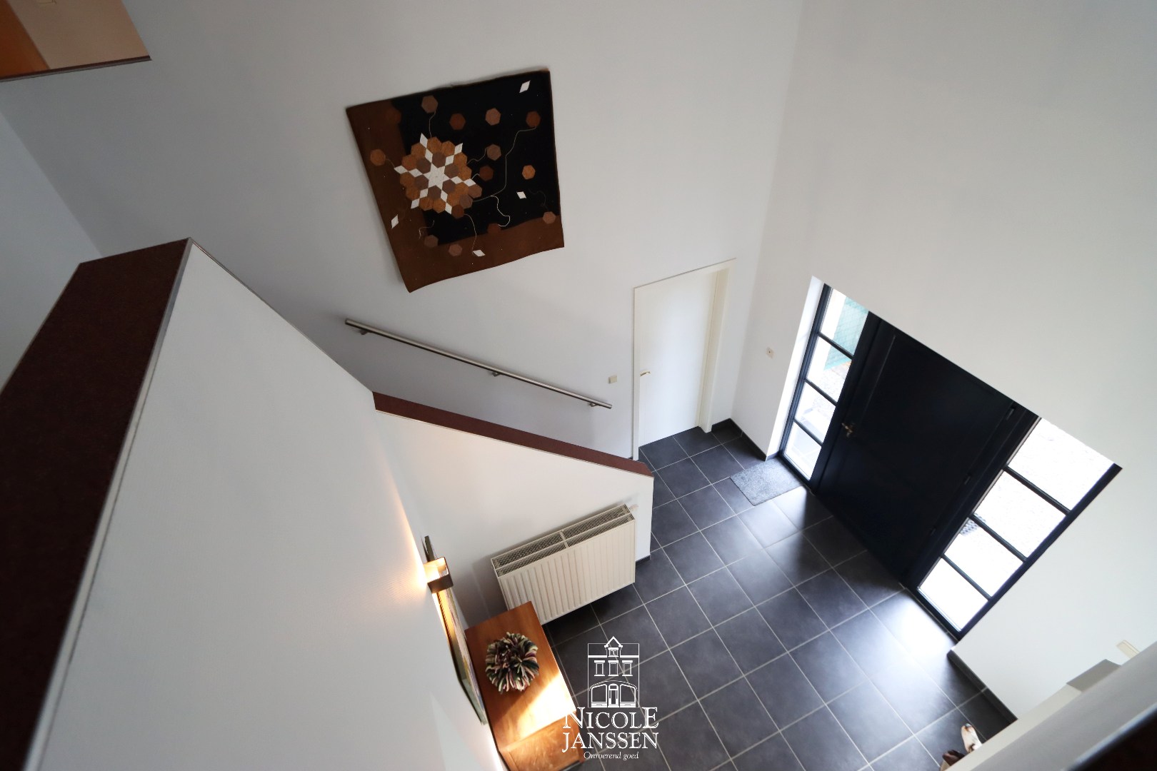 Zicht op de hal vanop overloop