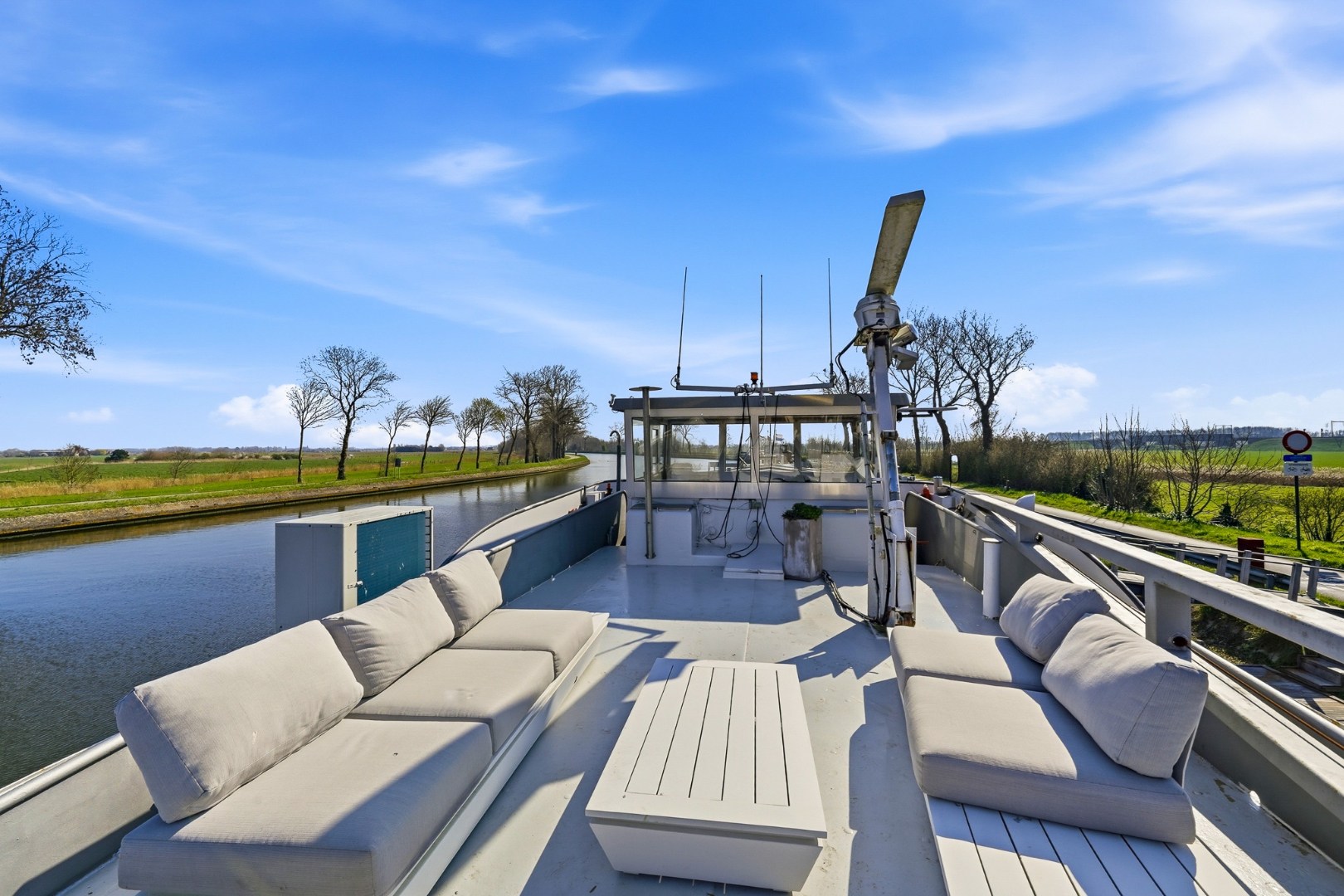 Unieke woonboot met B&amp;B en vergunde ligplaats in Plassendale 