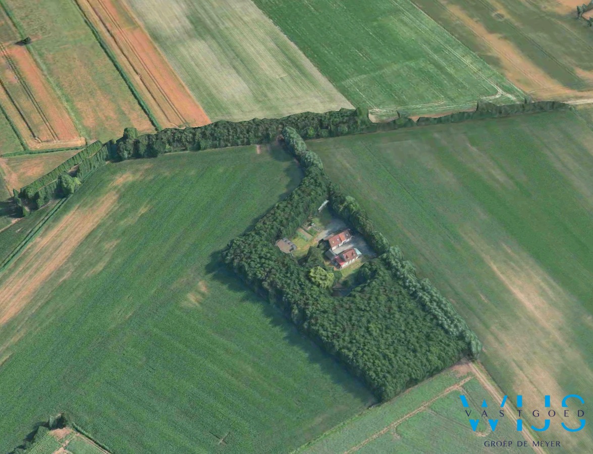 Fenomenaal gelegen Hoeve met bijgebouwen te Assenede ! 