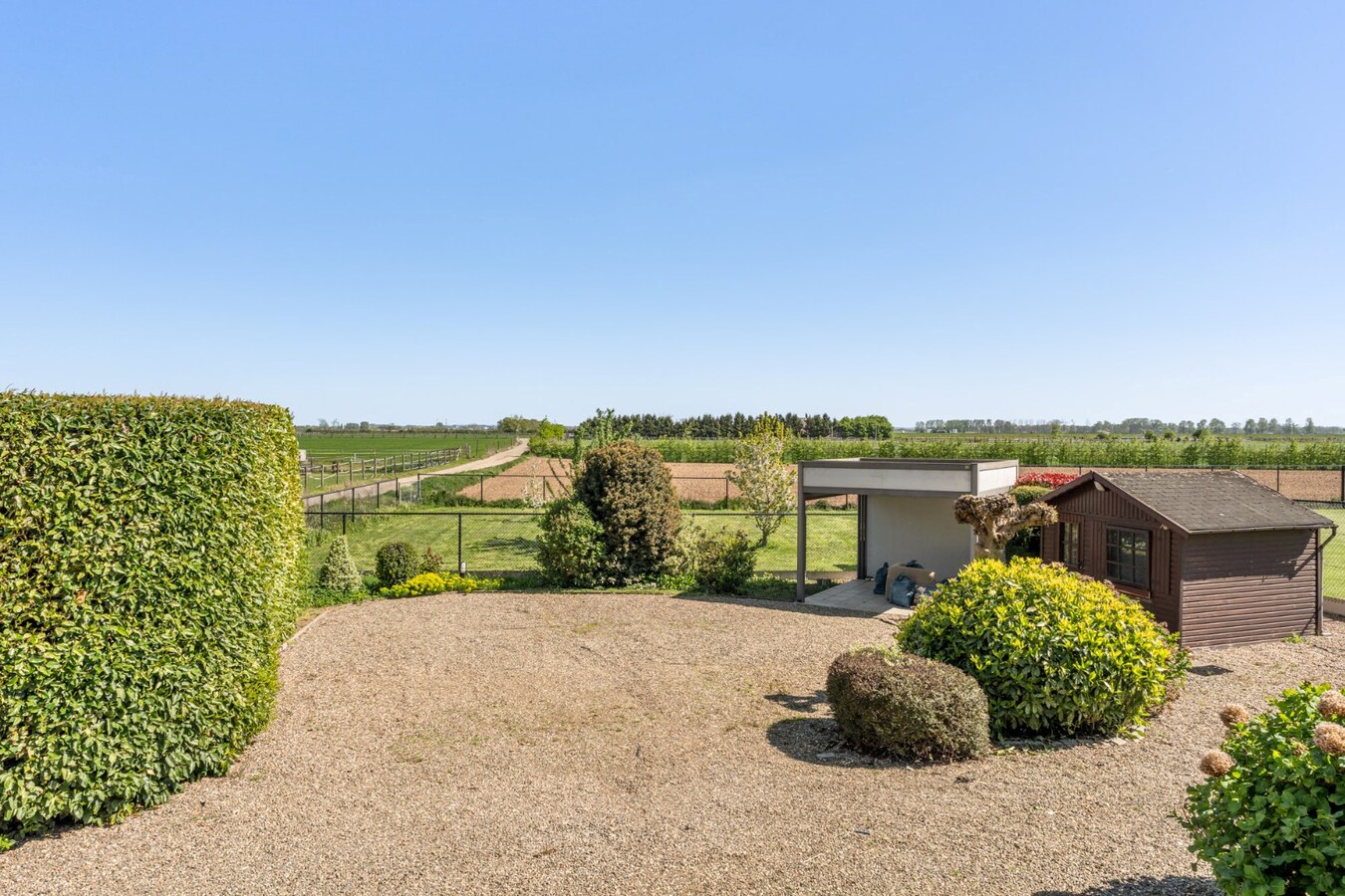 Gelijkvloerse gezinswoning op een ruim perceel van 9a51ca op een rustige locatie met uitzicht op achterliggende weilanden! 