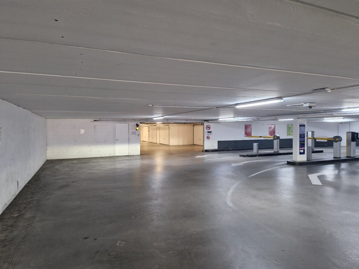 Espace de garage spacieux à louer à Nieuwpoort-bad. 