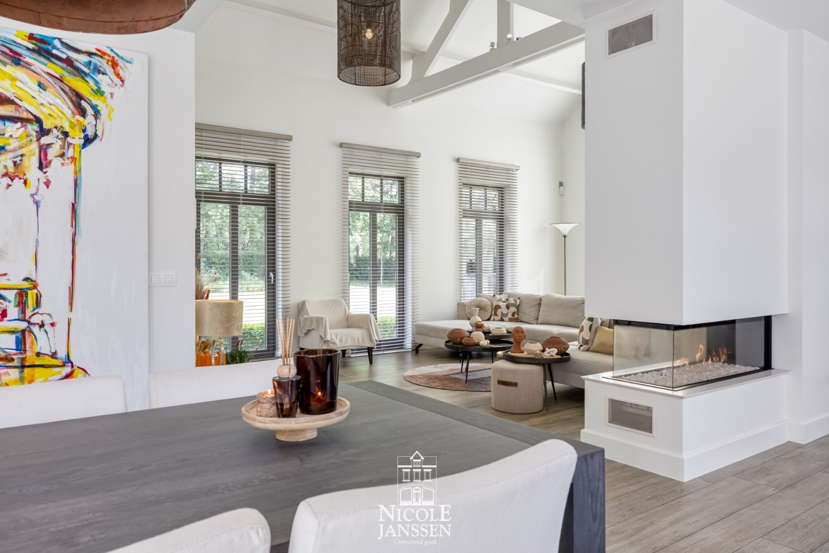 Leefruimte met grote raampartijen