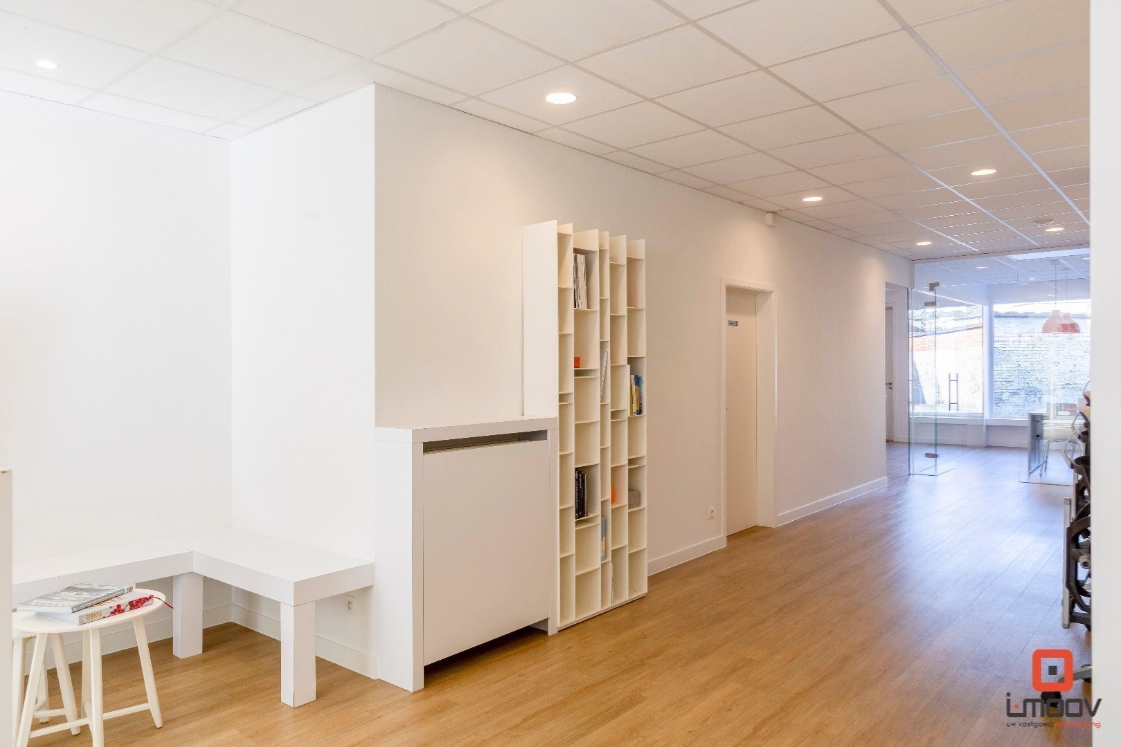 Modern en lichtrijk kantoor op commercieel gunstige locatie 