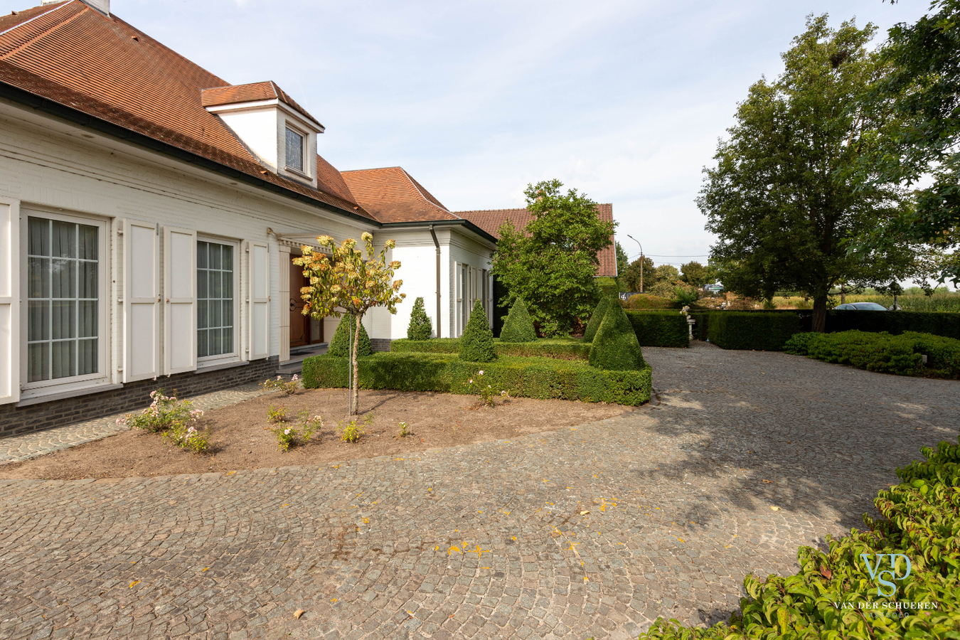 Lichtrijke, stijlvolle villa  (EPC van 254 !). 