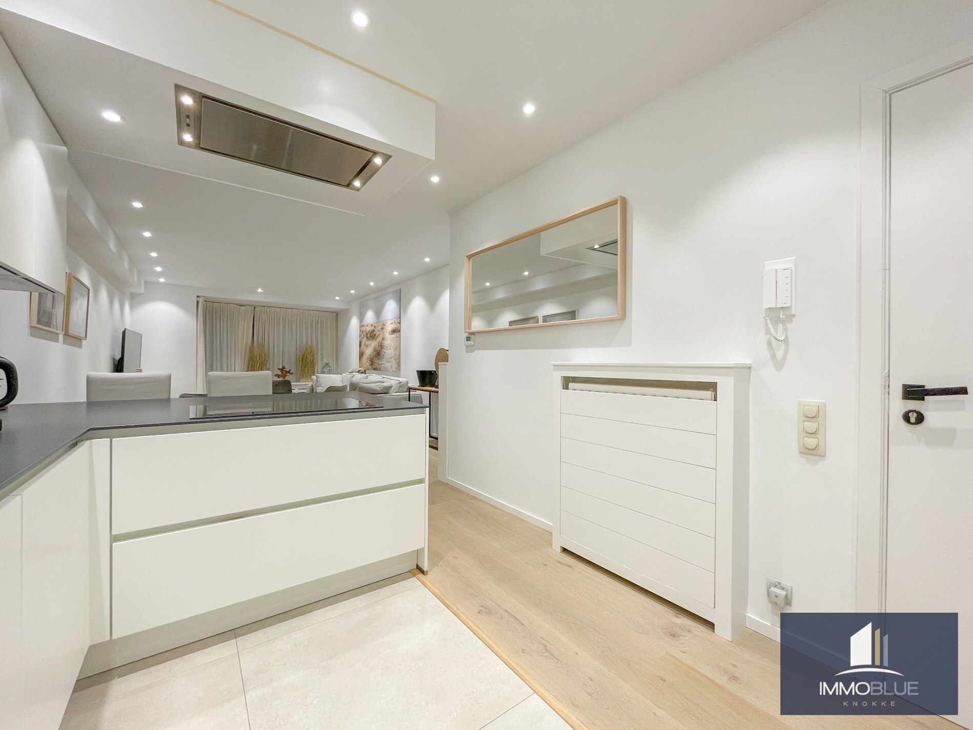 Appartement entièrement rénové, situé à deux pas de la mer. 