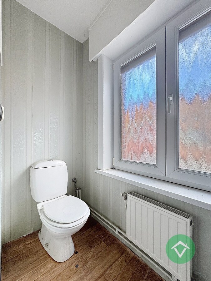 Alleenstaande woning met naastliggend stuk bouwgrond en weide te Eernegem 