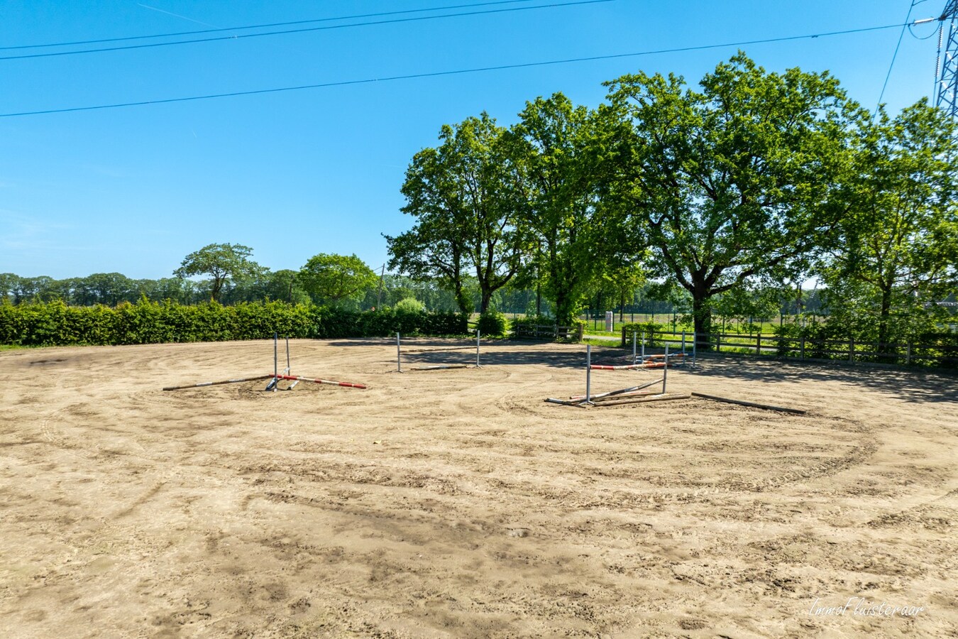 Goed gelegen langgevelhoeve met paardenstallen op ca. 3,5 ha. 