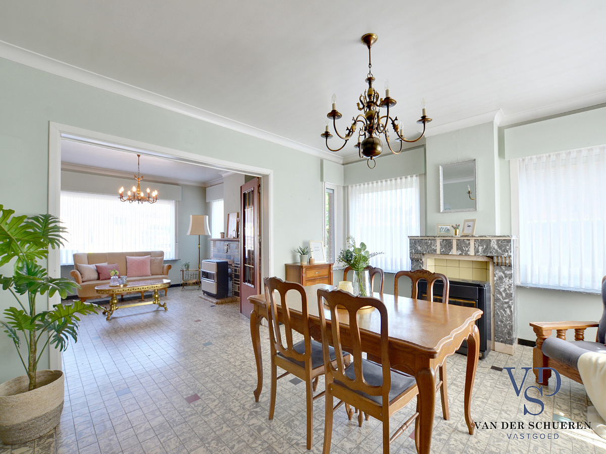 Degelijke woning met tuin en afz. garage. 