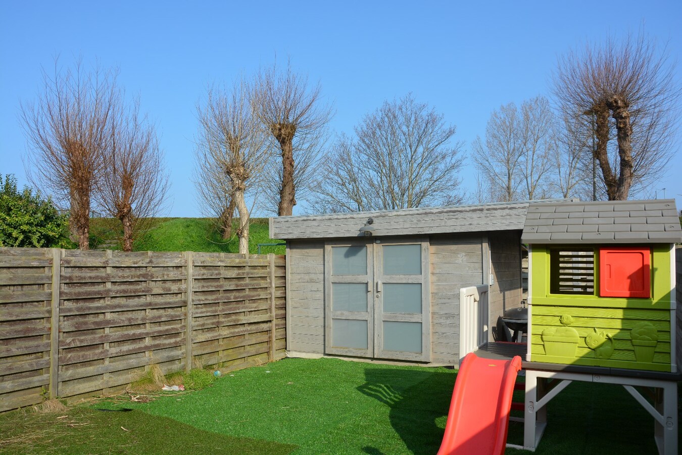 Gerenoveerde, instapklare rijwoning met 4 slaapkamers en uitweg 