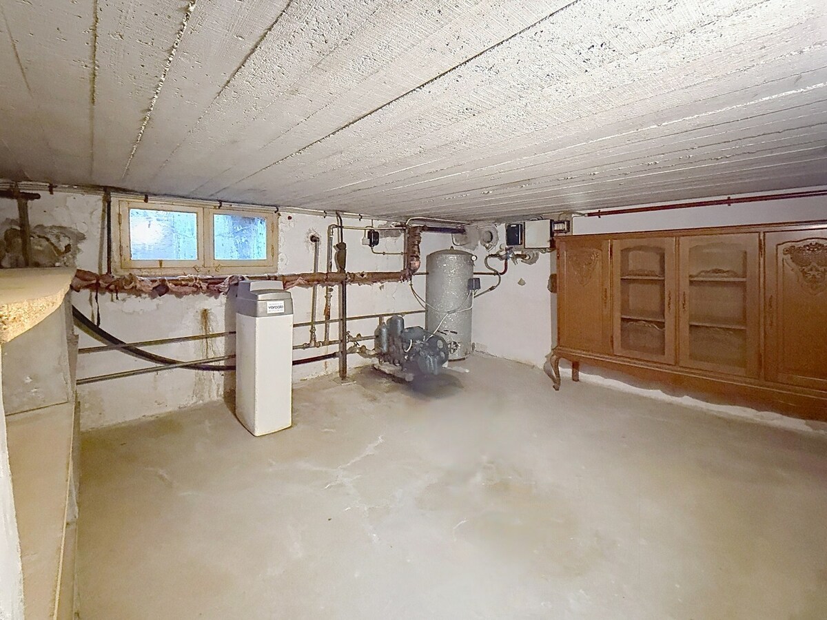 Kloeke woning met vier slaapkamers en ruim magazijn in Hulste. 