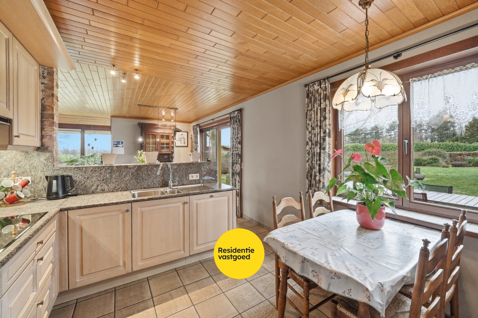 Rustig en groen wonen naast historisch erfgoed – Ruime alleenstaande woning in Ettelgem 