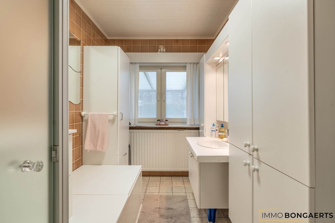 Ruime half open bebouwing met vier slaapkamers op een groot perceel 