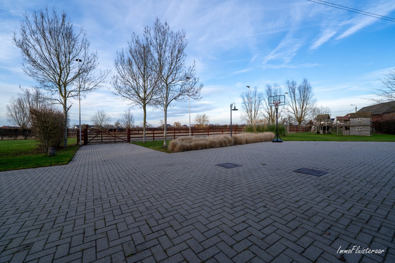 Karakteristieke villa met paardenaccommodatie op ca. 9.680 m2 te Tisselt (Willebroek) 