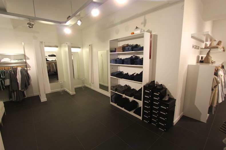 Volledig vernieuwd handelspand met mooi breed etalageraam in het centrum van Koekelare 