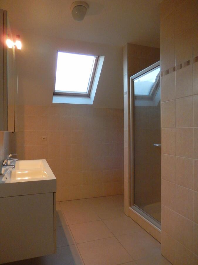 Gezellig en lichtrijk 2 slaapkamerappartement met garage 