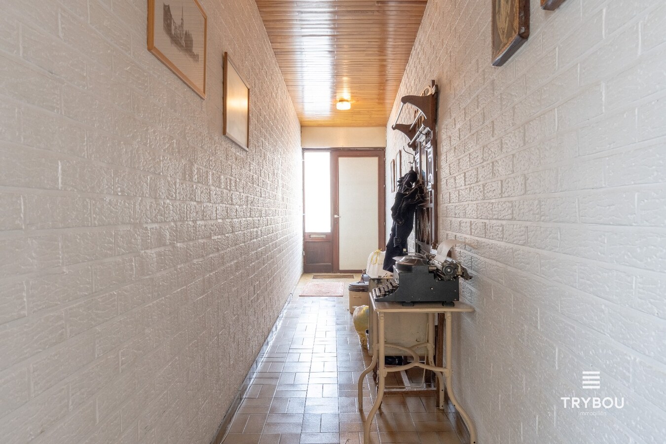 Ruime woning met winkelruimte, loods (optioneel) en garage 