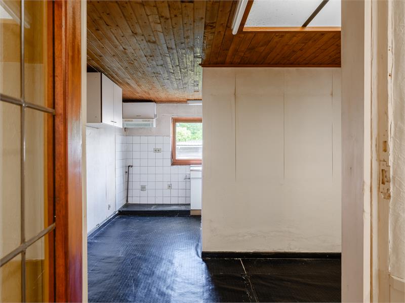 Een buitenkans van een renovatieproject: te renoveren rijwoning in centrum van Eeklo 