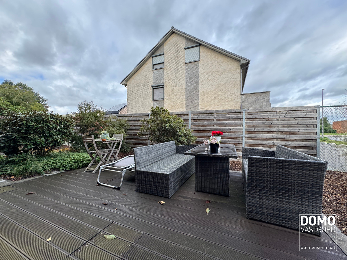 RUIM GELIJKVLOERS APPARTEMENT MET 2 SLAAPKAMERS, INLOOPDRESSING, PRIVATIEF TERRAS EN PARKEERPLAATS IN DIEPENBEEK 