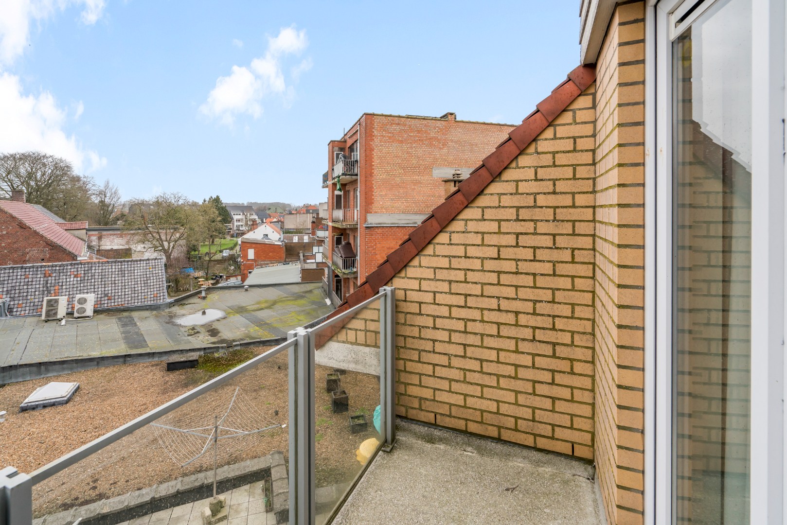 Balkon achterzijde leefruimte 