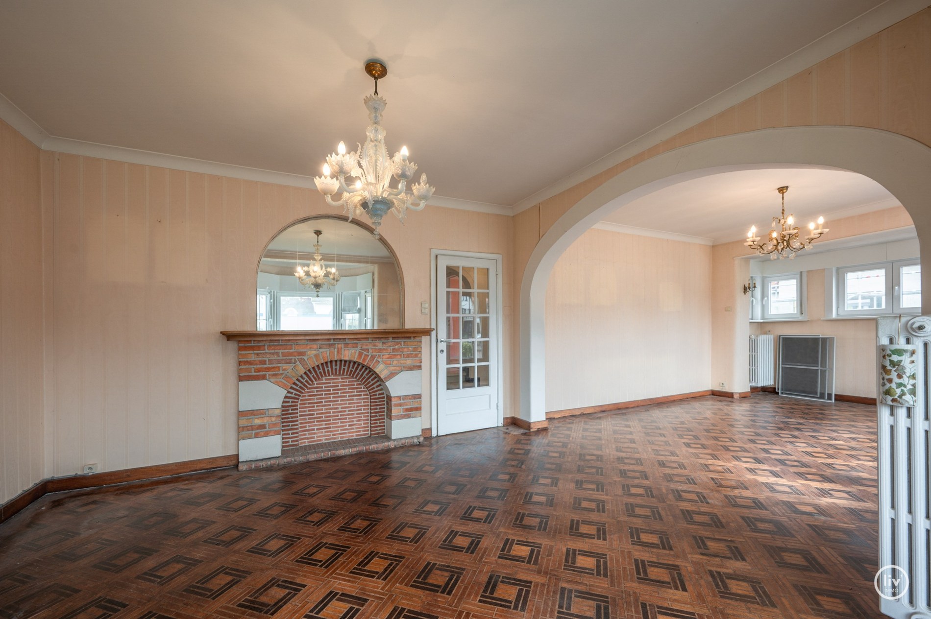 Charmante te renoveren koppelvilla op toplocatie in Knokke, langs de prestigieuze Elizabetlaan en op wandelafstand van strand en casino (met inpandige garagebox) . 