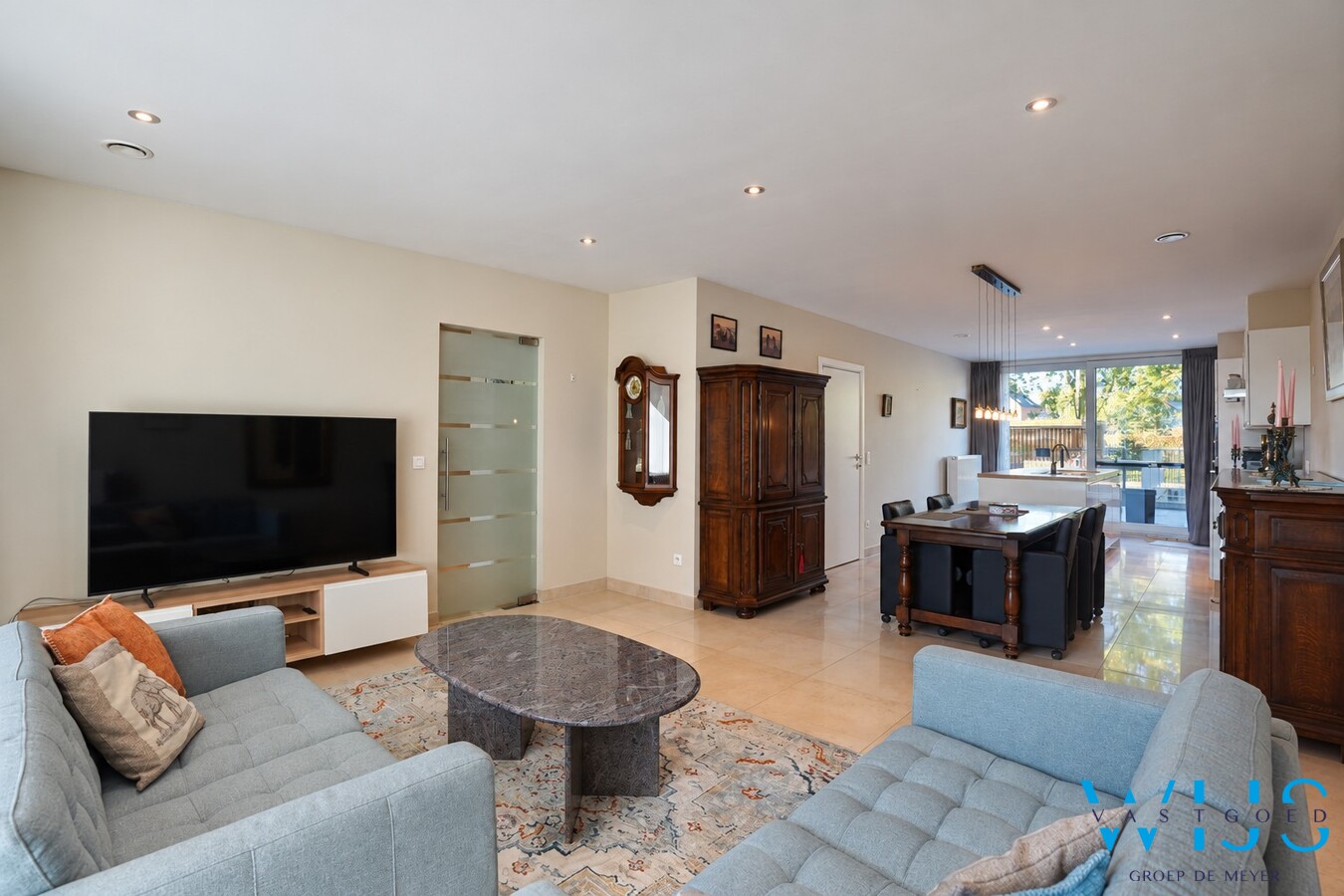 Recent verzorgd gelijkvloers appartement met garage en staanplaats ! 