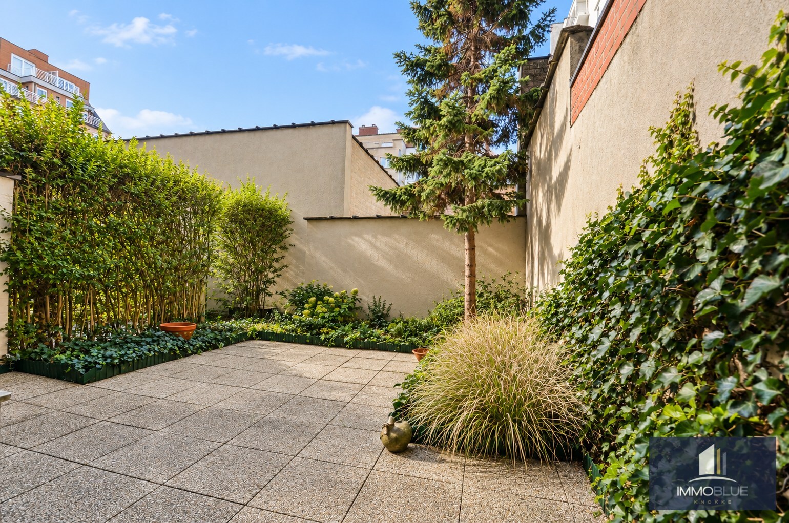 Exclusief: aangenaam tuinappartement met ruim zonnig terras, uitstekend gelegen nabij het Driehoeksplein. 