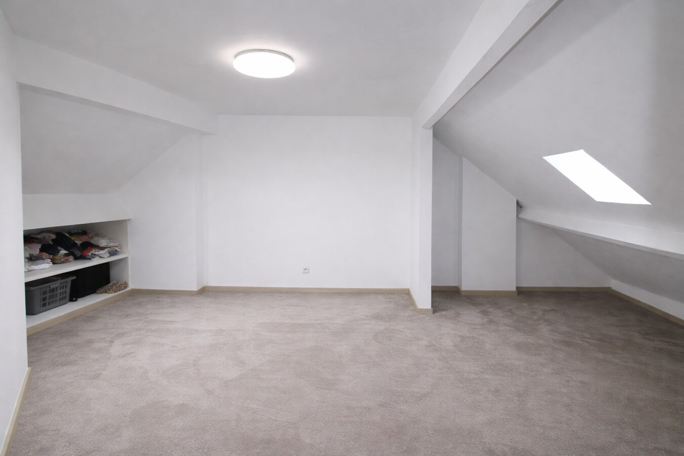 Centraal gelegen woning met drie slaapkamers, tuin én inpandige garage te koop in Sint-Niklaas! 