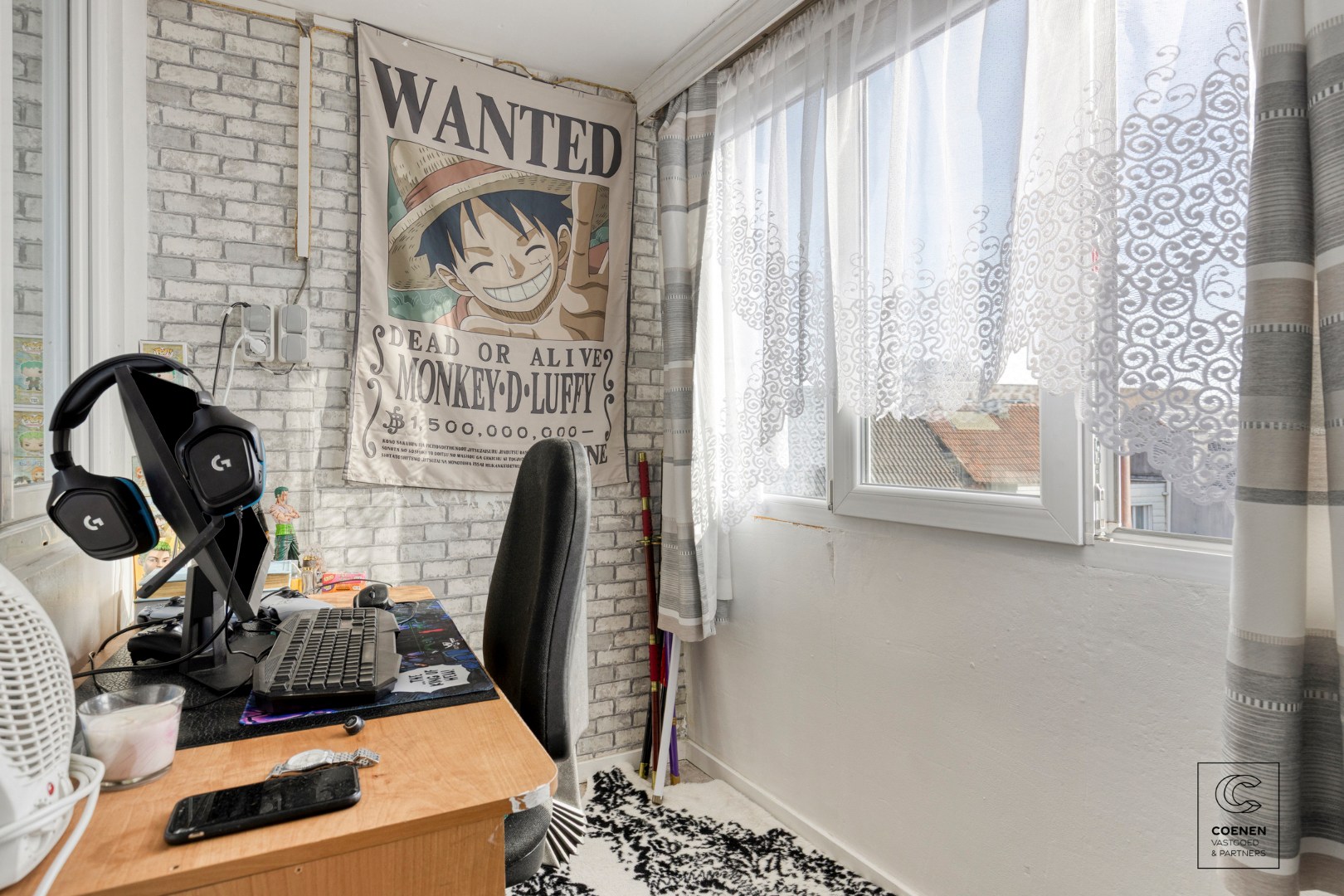 Ruime handelswoning, momenteel ingericht als handelsruimte en 2 appartementen op goede ligging te Antwerpen! 