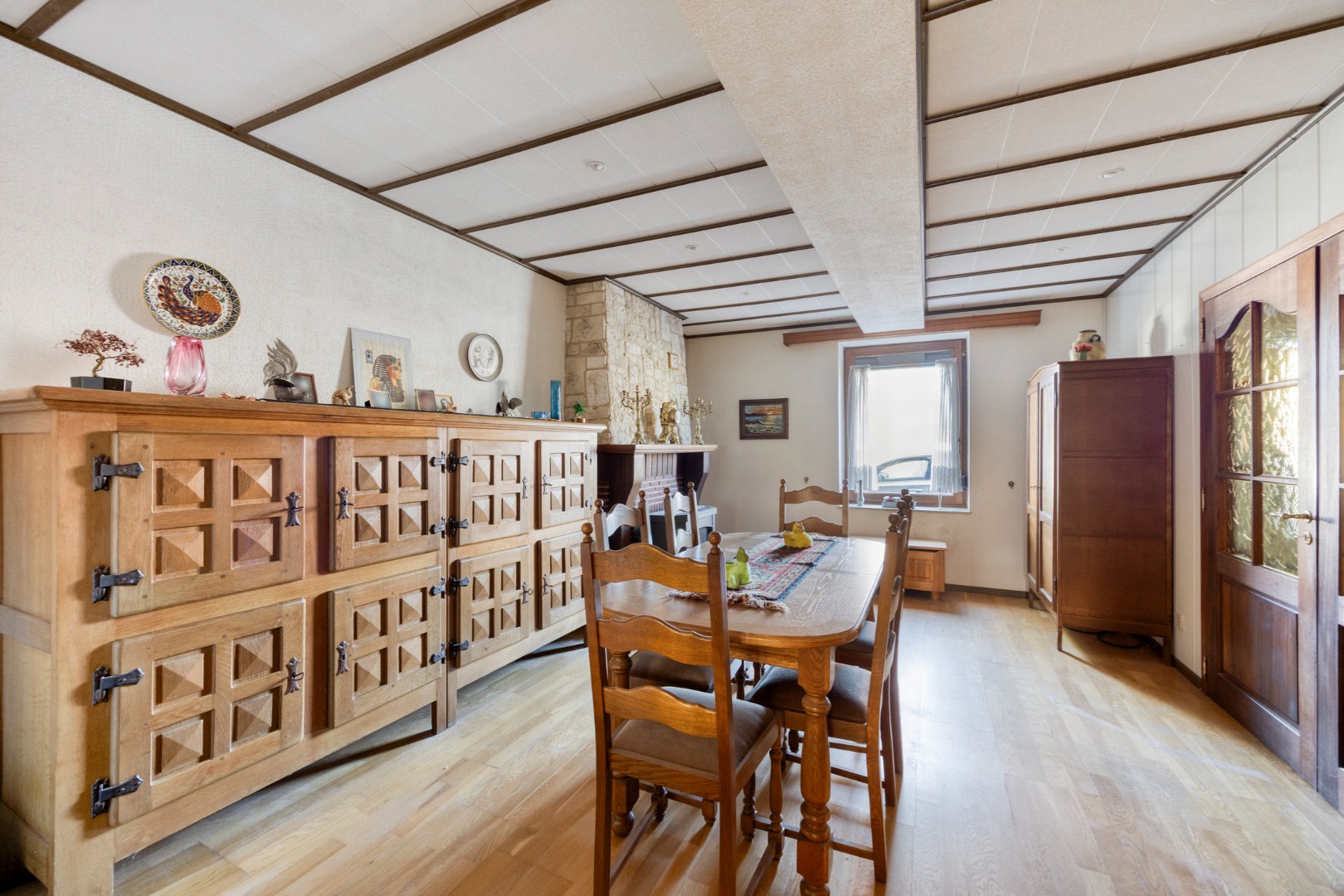 Eetkamer met zicht op de straat
