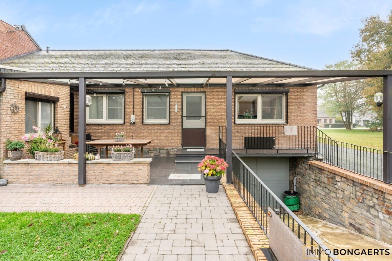 Ruime half open bebouwing met vier slaapkamers op een groot perceel 