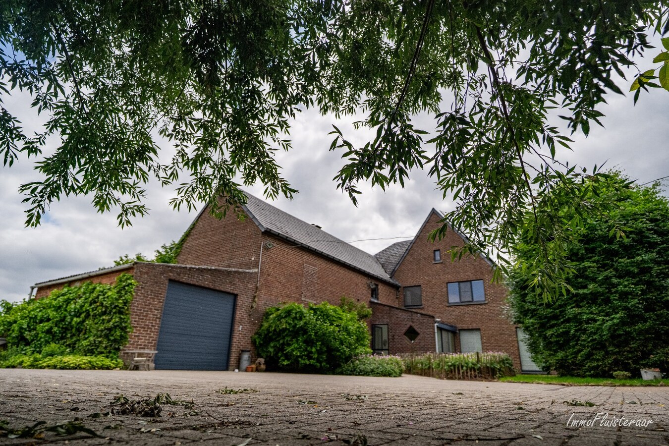 Landelijk gelegen bedrijfswoning met diverse bijgebouwen op ca. 3,5 ha te Bekkevoort (Vlaams-Brabant) 