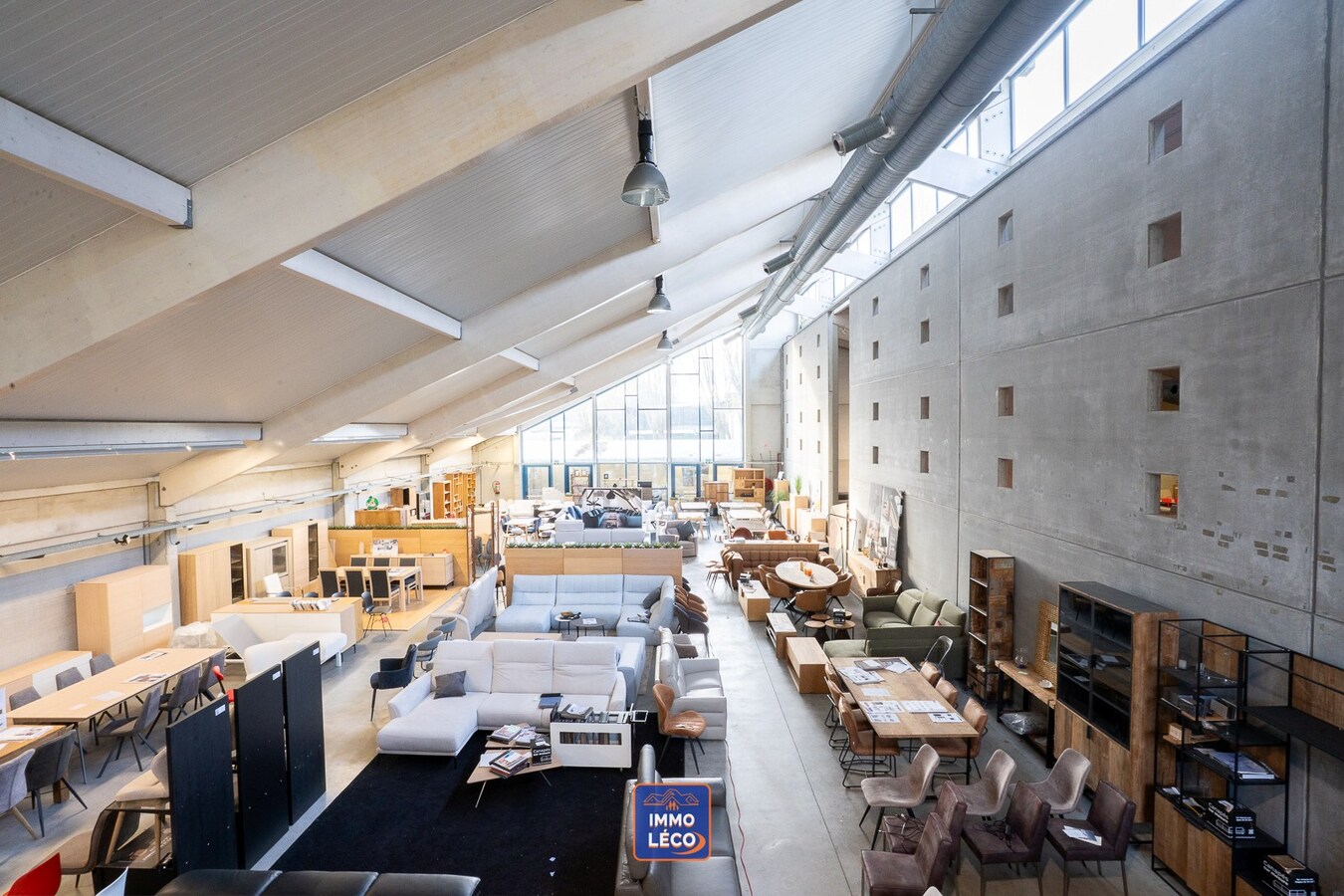 Entrepôt/Show-Room érigé sur 2.696m², à côté de la N58 ! Nombreuses possibilités ! 