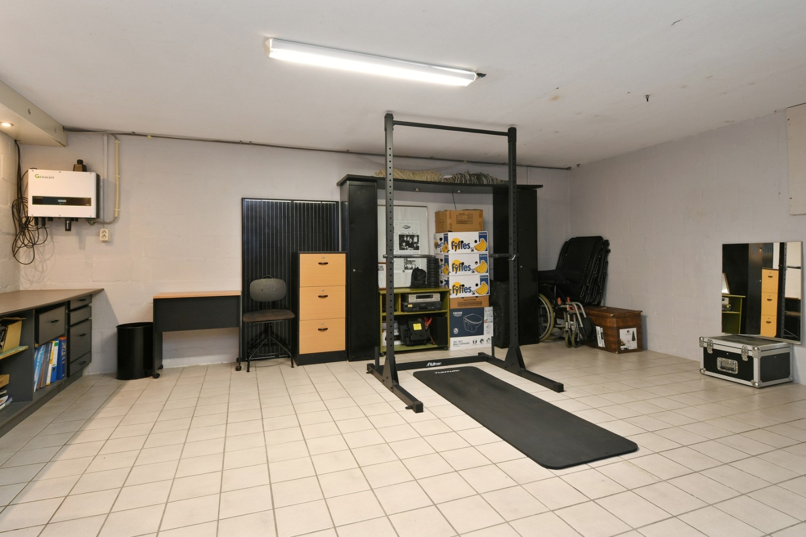 Fraai gelegen halfvrijstaande woning in hartje Kessel met vier slaapkamers, souterrain, inpandige garage, tuinkamer, zwembad en prachtig uitzicht over de Maas 