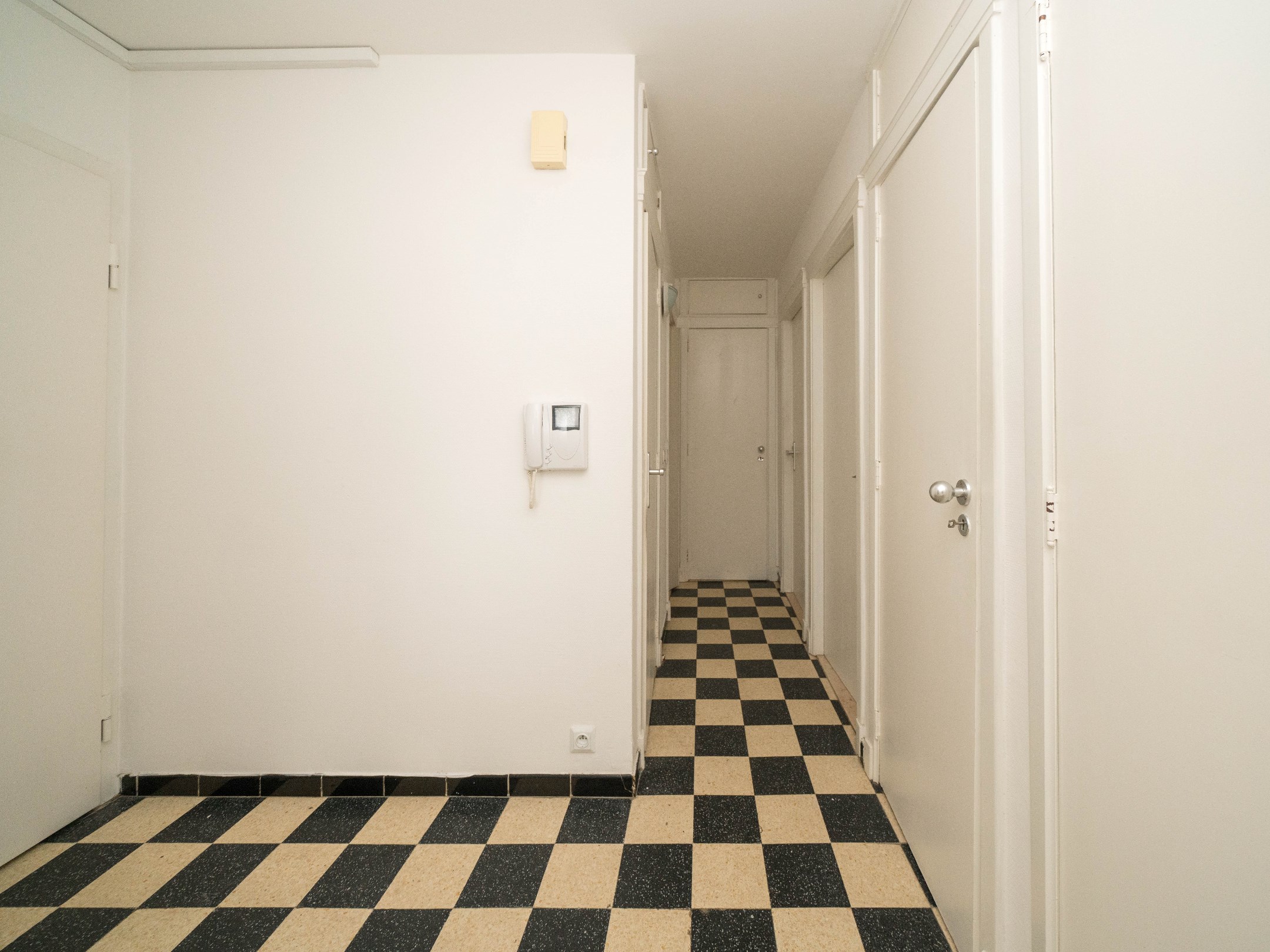 Lichtrijk appartement met 2 kamers en garagebox 