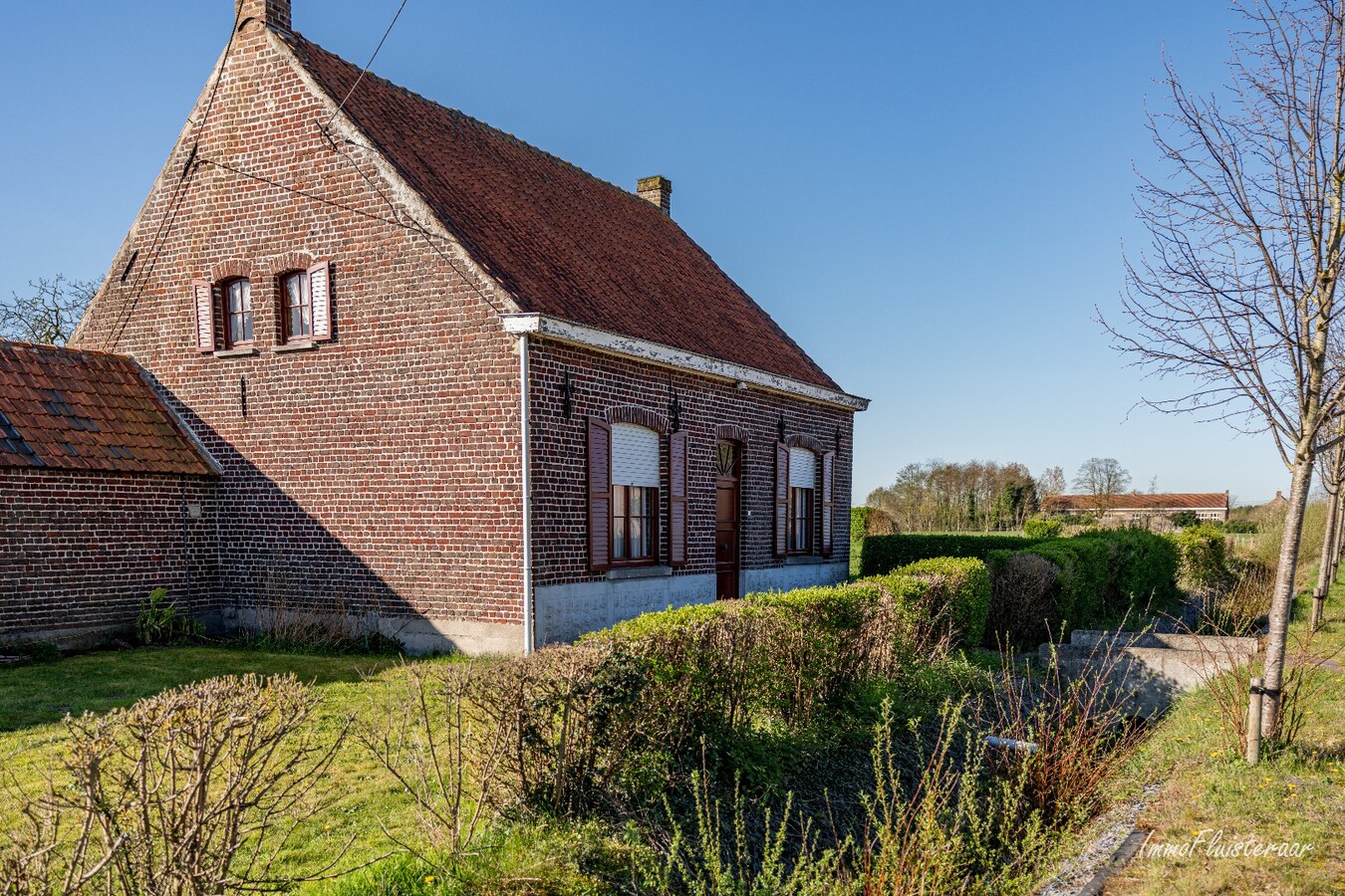 Renovated farmhouse with stables and pasture on approximately 1.7 hectares in Nazareth. 
