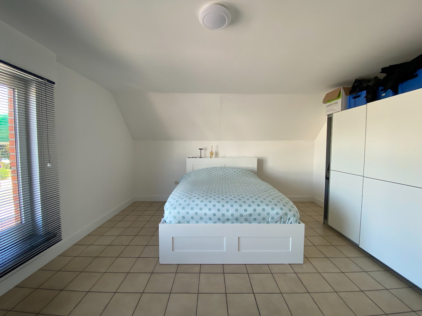 Ruim en centraal gelegen appartement met 3 slaapkamers en dubbele garage te Waregem! 