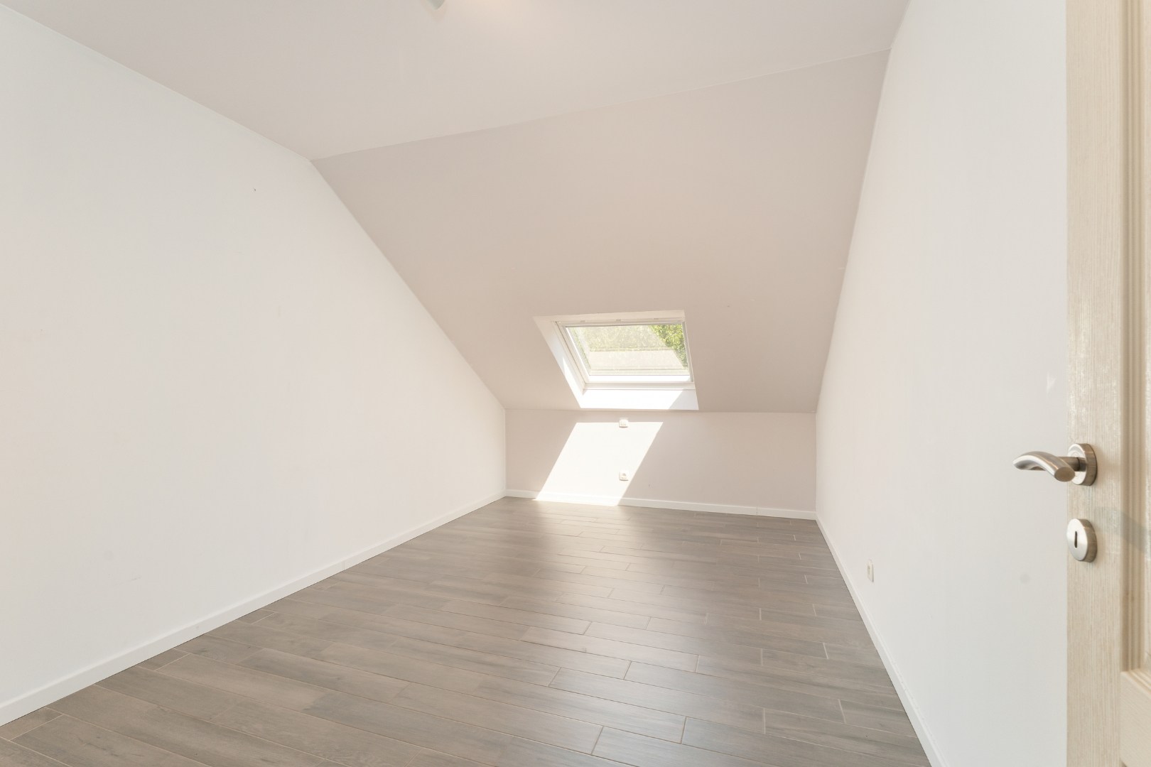 Ruime en recente halfopen bebouwing met 3 volwaardige slaapkamers 